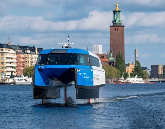 قایق برقی پرنده